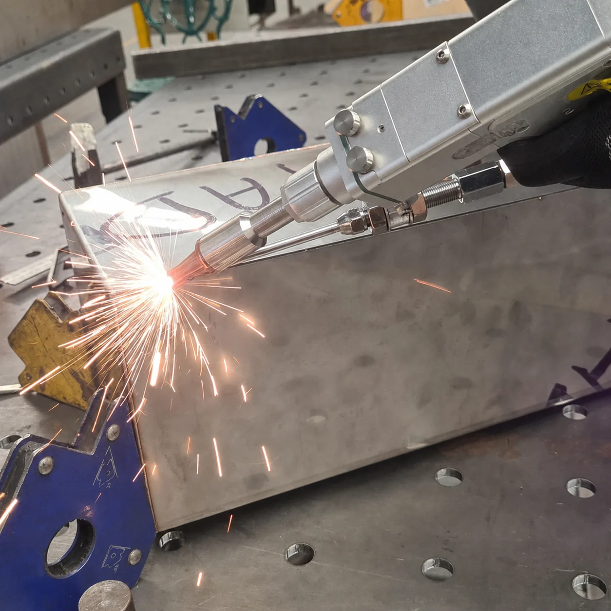 Soldagem laser de chapa em processo industrial